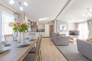 Swan Lake View (Lodge) | Living area | 30-inch flat-screen TV with satellite channels, TV
