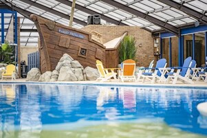Una piscina techada, guardavidas en la propiedad