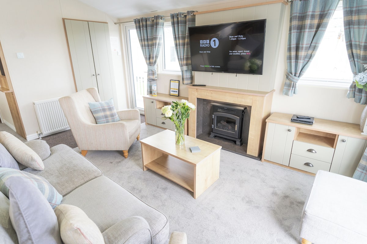 Basic Chalet | Living area | Flat-screen TV