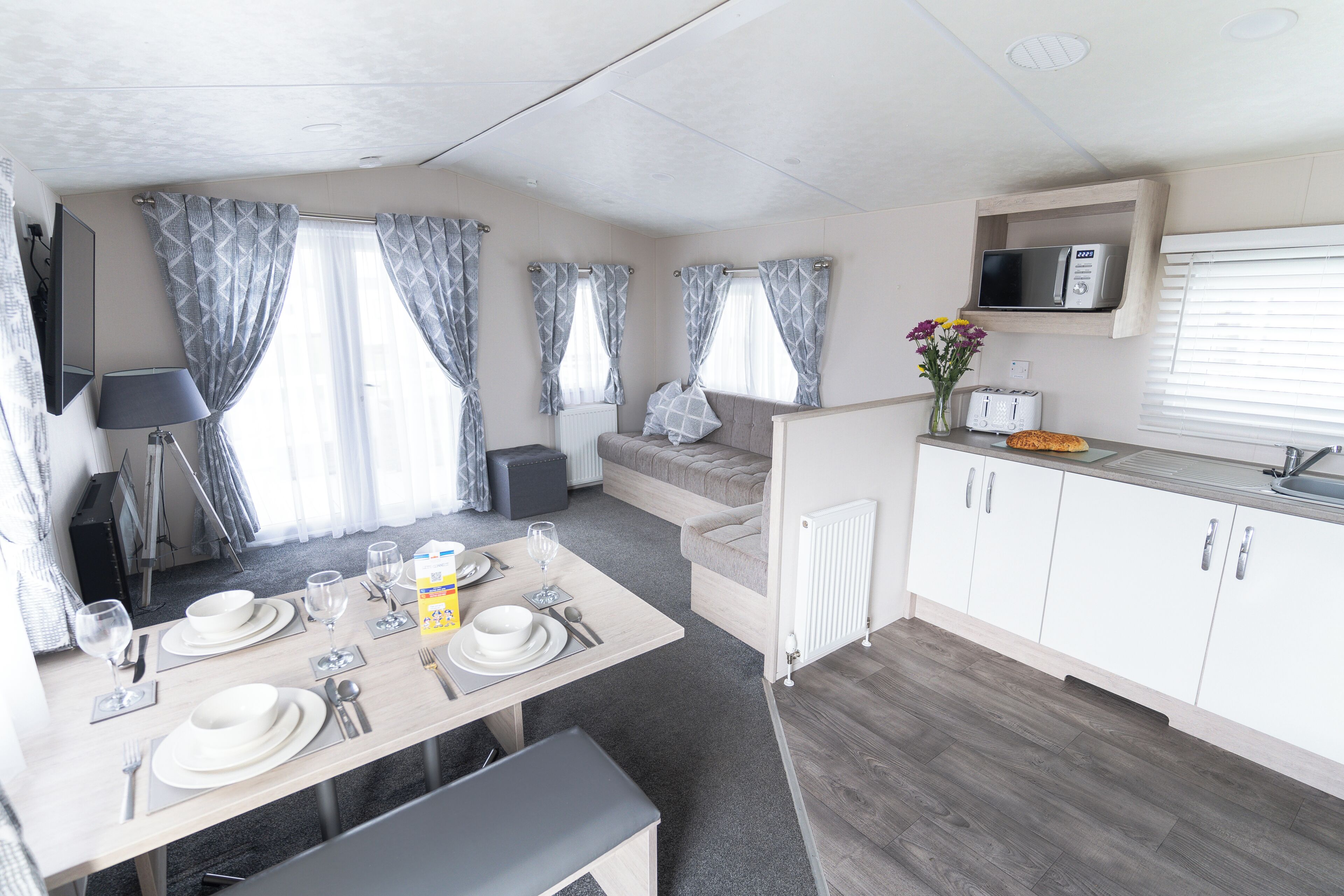 Gold 3 | Living area | 30-inch flat-screen TV with satellite channels, TV