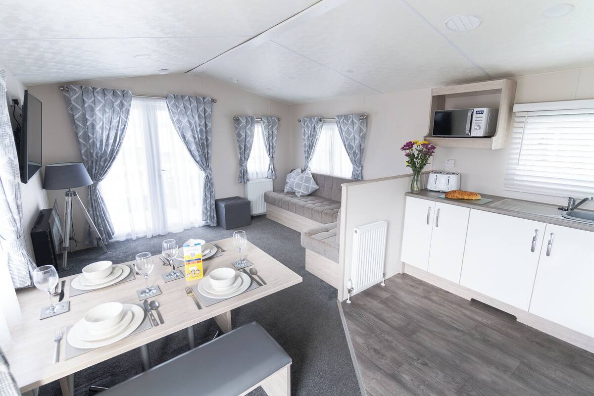 Gold 3 | Living area | 30-inch flat-screen TV with satellite channels, TV