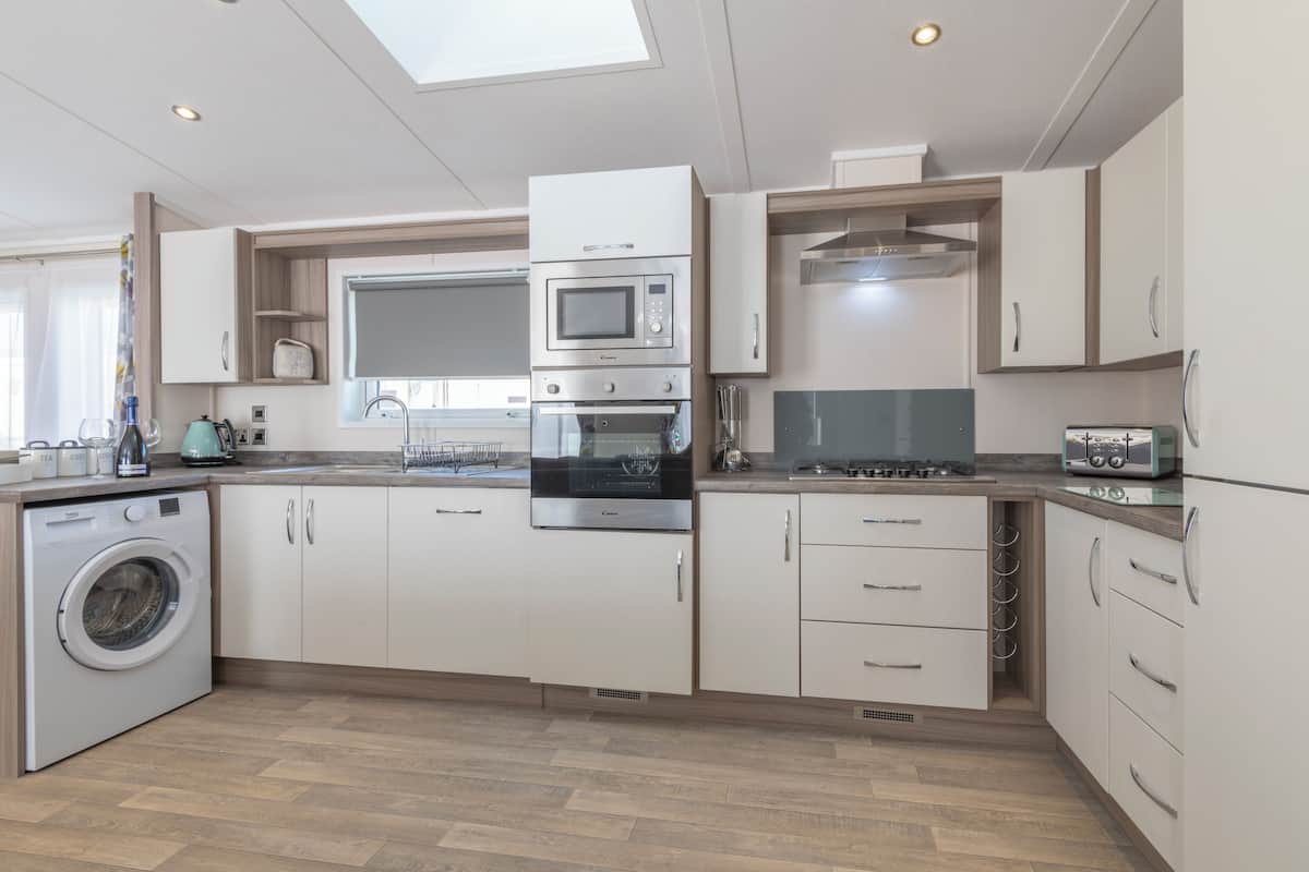 Basic Chalet | Private kitchen | Fridge, microwave, oven, stovetop