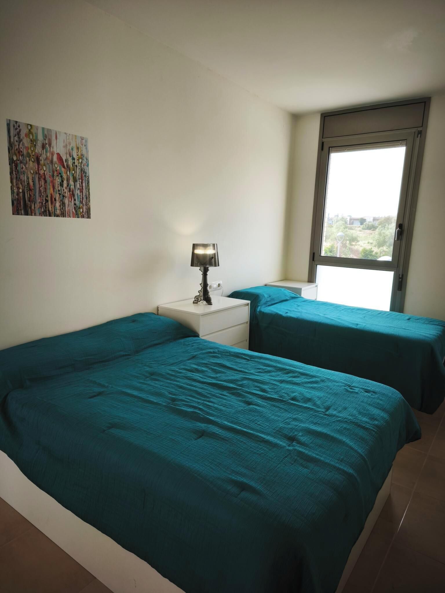 Een strijkplank/strijkijzer, wifi, beddengoed