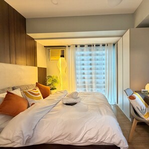 1 bedroom, iron/ironing board, WiFi, bed sheets - Cozy 1-bedroom studio in serene Davao City with Workspace & High-Floor Views (Davao City)