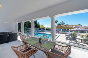 Outdoor dining - Villa with a private heated pool, 4 bedrooms, 4 bathrooms, 10 minutes from the beach (Marbella)