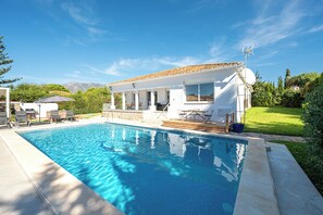 Pool - Villa with a private heated pool, 4 bedrooms, 4 bathrooms, 10 minutes from the beach (Marbella)