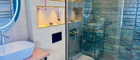Shower, hair dryer, bidet, towels