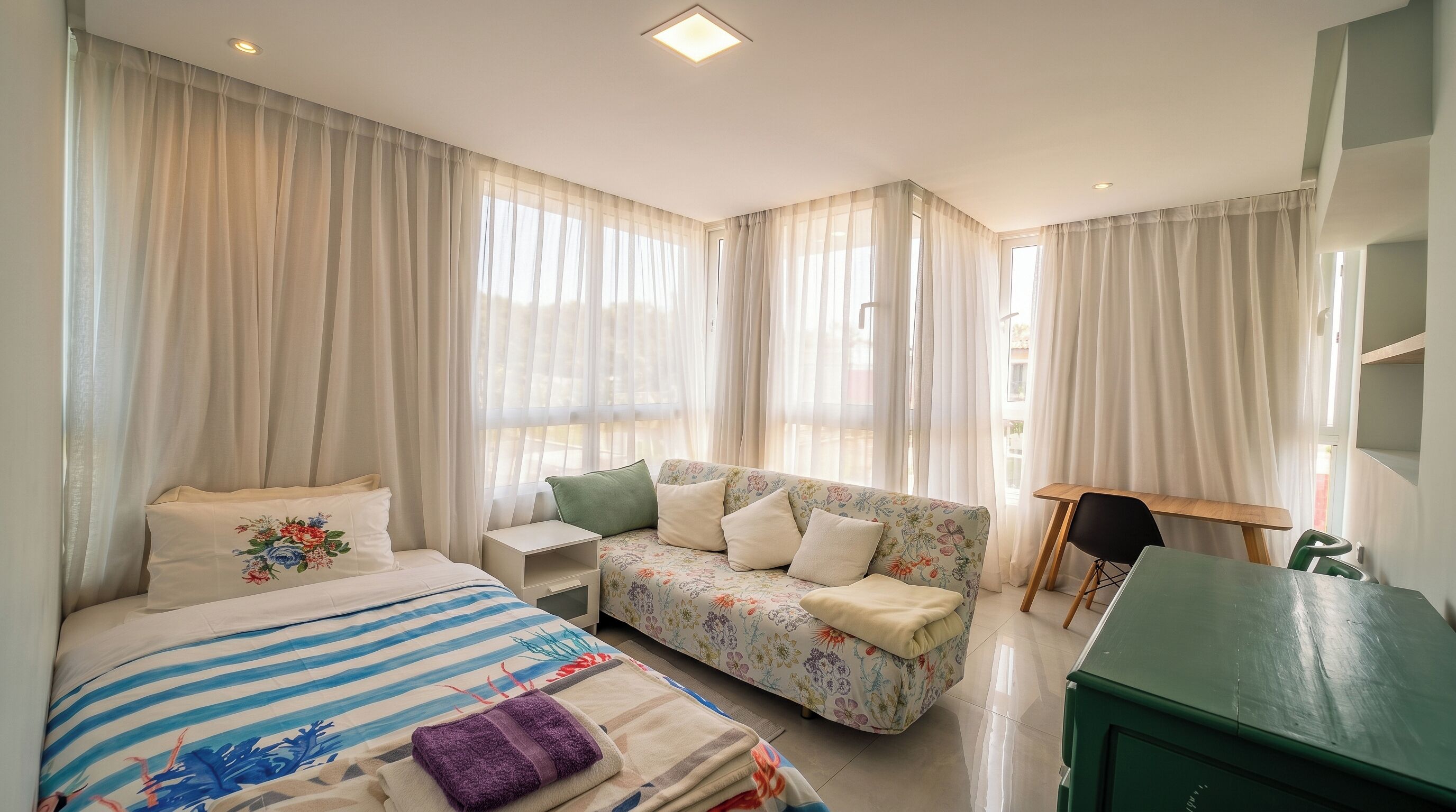 3 habitaciones, tabla de planchar con plancha, wifi y ropa de cama 
