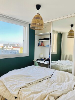 Una stanza con un letto, una scrivania e una libreria.