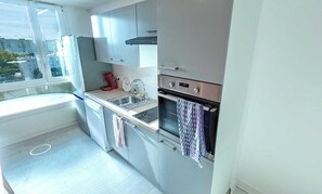 Apartment | Private kitchen | Fridge, oven, stovetop, dishwasher - Cozy Room in a Friendly Shared Flat - Lyon 8th (Lyon)