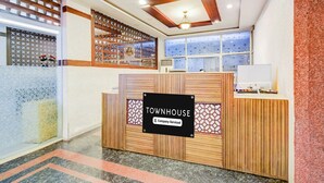 Un comptoir d’accueil avec une pancarte indiquant : « Services offerts par Townhouse Company ».