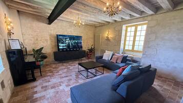 TV connectée, livres, chaîne hi-fi