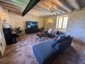 Smart TV, books, stereo