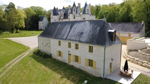 Exterior - Gîte du Château des Brétignolles - Swimming pool and Nature - Near Chinon (Anché)