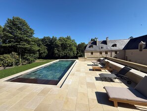 Outdoor pool, a heated pool - Gîte du Château des Brétignolles - Swimming pool and Nature - Near Chinon (Anché)
