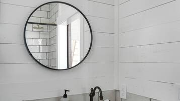 Dusche, Handtücher, Seife, Toilettenpapier