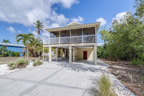 Peaceful 2-bedroom house close to historic Tarpon Lodge and marina