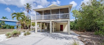 Peaceful 2-bedroom house close to historic Tarpon Lodge and marina
