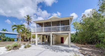 Peaceful 2-bedroom house close to historic Tarpon Lodge and marina