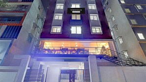 Un edificio de varios pisos con un letrero que dice 'TOWNHOUSE & Company Service'.