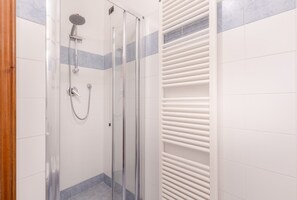 Villa | Bathroom - Apartment in Vorno Near Lucca City Center (Capannori)