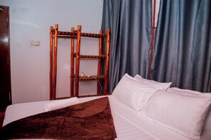1 bedroom, iron/ironing board, WiFi, bed sheets - The Hub Train House Exotic Roots (Zanzibar)