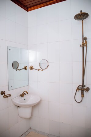 Hair dryer, towels, soap, toilet paper - The Hub Train House Exotic Roots (Zanzibar)