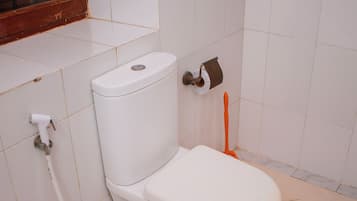 Een haardroger, handdoeken, zeep, toiletpapier