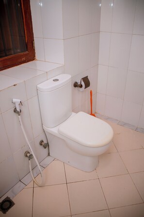 Bathroom - The Hub Train House Exotic Roots (Zanzibar)