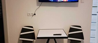 Newly renovated 1 bedroom, nice and bright apartment with fast WIFI and parking