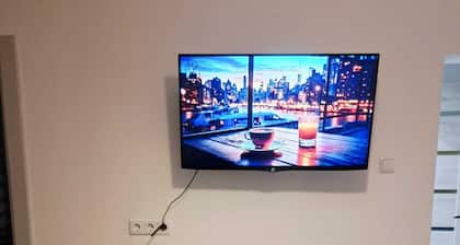 Newly renovated 1 bedroom, nice and bright apartment with fast WIFI and parking