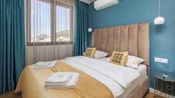 Tabla de planchar con plancha, wifi y ropa de cama