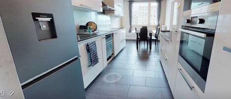 Apartamento | Cocina privada | Frigorífico, microondas, horno y placa de cocina