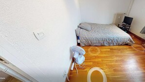 Makuuhuoneessa on sänky, tuuletin, televisio ja patteri.