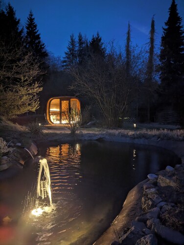 Livias Lodge - Nurdachhaus mit Sauna Terrasse und Garten am Wald