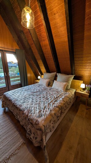 2 bedrooms, travel cot, free WiFi, bed sheets