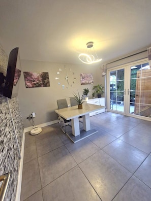 House, Accessible | 3 bedrooms - 3BR Tropical Escape in Lisburn and Castlereagh (Lisburn)