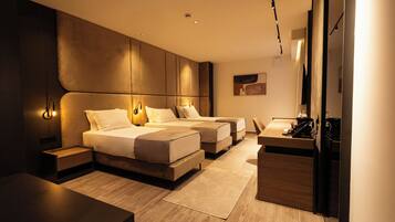 Deluxe Triple Room | Laptop workspace, free WiFi