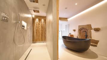 Suite de lujo | Baño | Bañera y ducha independientes, secador de pelo, toallas y jabón