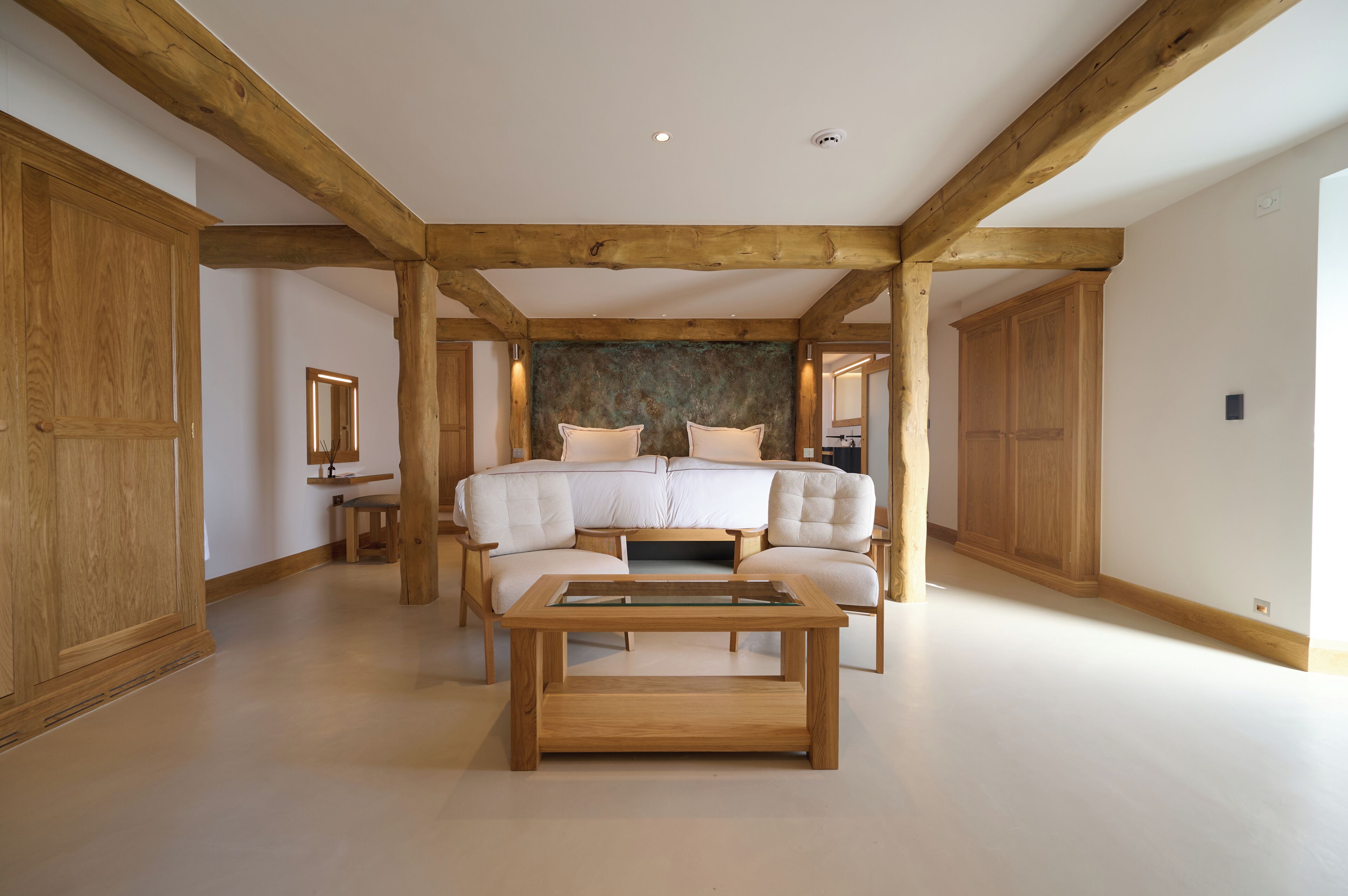 Luxury Suite | Desk, laptop workspace, blackout curtains, iron/ironing board