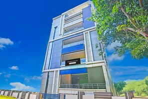 Un edificio de varios pisos con un letrero que dice 'Townhouse & Company Services'.