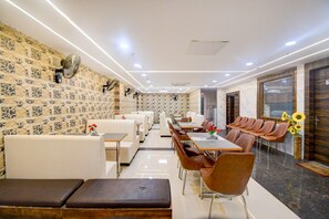 House | Dining - Super Deluxe Room Hotel Budget In (Lucknow)