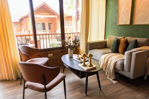 TV - Wooden Nest Cabin: Cozy shelter / access to the river and swimming pool. (Jarabacoa)