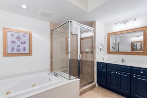 Shower, jetted tub, hair dryer, towels - Spacious 3 bed 3 bath @ Silver Shells in Destin - Sleeps 8 (Destin)