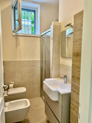 Bathroom - Vrbo Property (Gravedona)