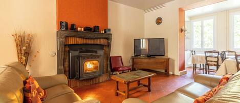 Fernseher, Kamin, Bücher