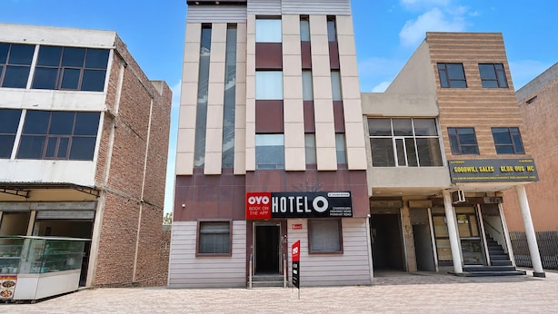 Ein Hotel mit moderner Fassade, ein Schild für OYO Hotel und ein Schild für Goodwill Sales.