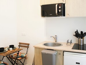 Réfrigérateur, micro-ondes, cafetière/bouilloire