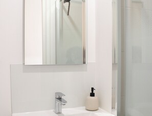 Shower, towels - Studio near Roland Garros and Parc des Princes (Boulogne-Billancourt)