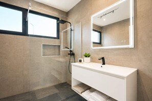 Shower, hair dryer, towels, shampoo - Oceanfront Villa with Breathtaking Sea Views (Santa Cruz)